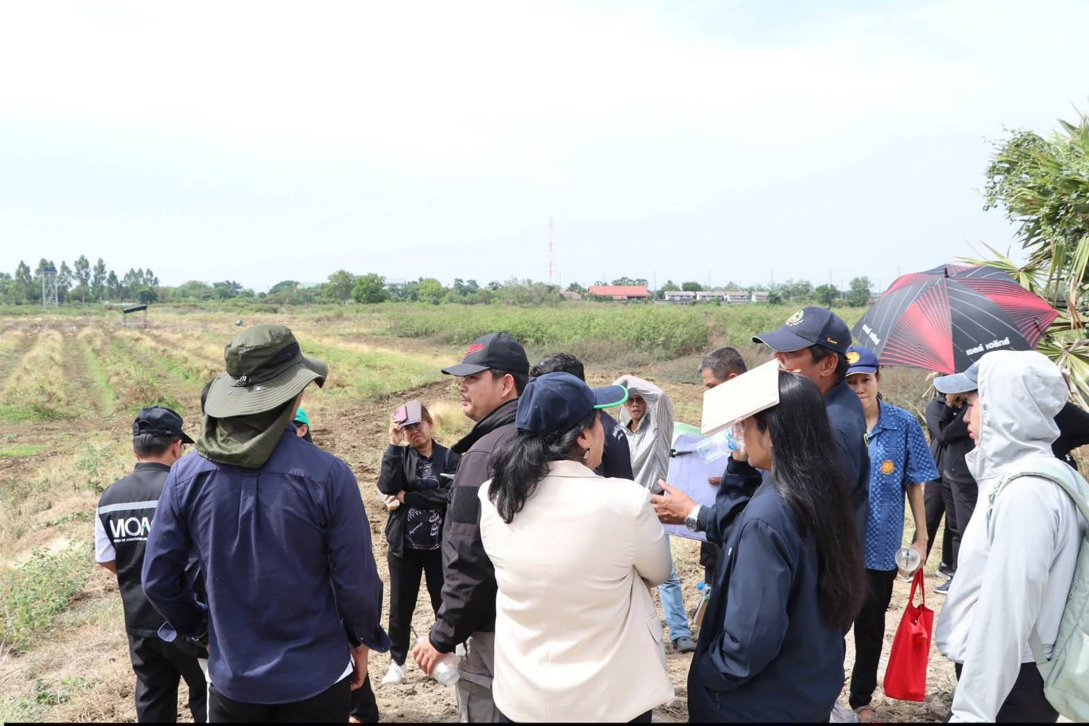 title - สำนักแผนงานและโครงการพิเศษ กระทรวงเกษตรและสหกรณ์ ร่วมกับผู้แทนหน่วยงานภายในสังกัดกระทรวงเกษตรและสหกรณ์, ผู้อำนวยการศูนย์ส่งเสริมและพัฒนาอาชีพเสริมนอกภาคการเกษตร เข้าร่วมประชุมหารือและลงพื้นที่แปลงนาภายในศูนย์ส่งเสริมและพัฒนาอาชีพเสริมนอกภาคการเกษตร เพื่อเตรียมความพร้อมในการจัดกิจกรรมจิตอาสา กระทรวงเกษตรและสหกรณ์ 